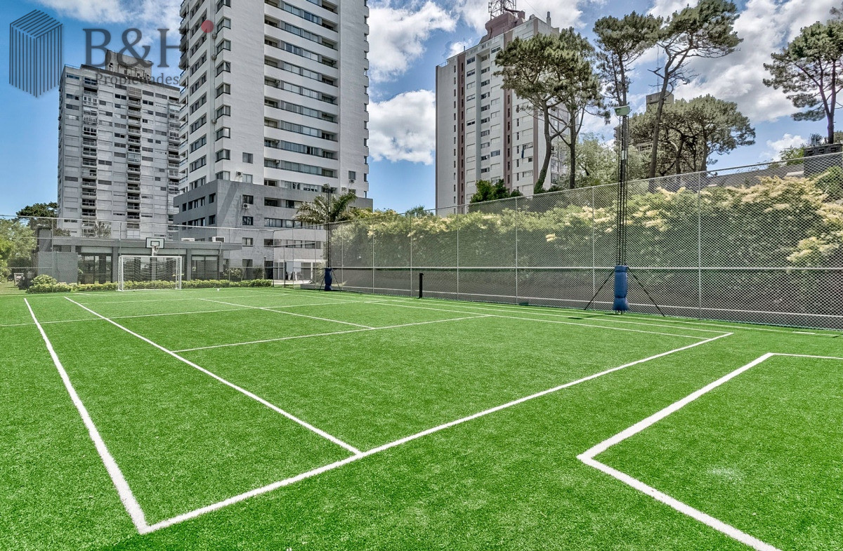 Apartamento ID.6756 - Venta Apartamento en Punta del Este con 3 dormitorios y vista parcial a la playa.