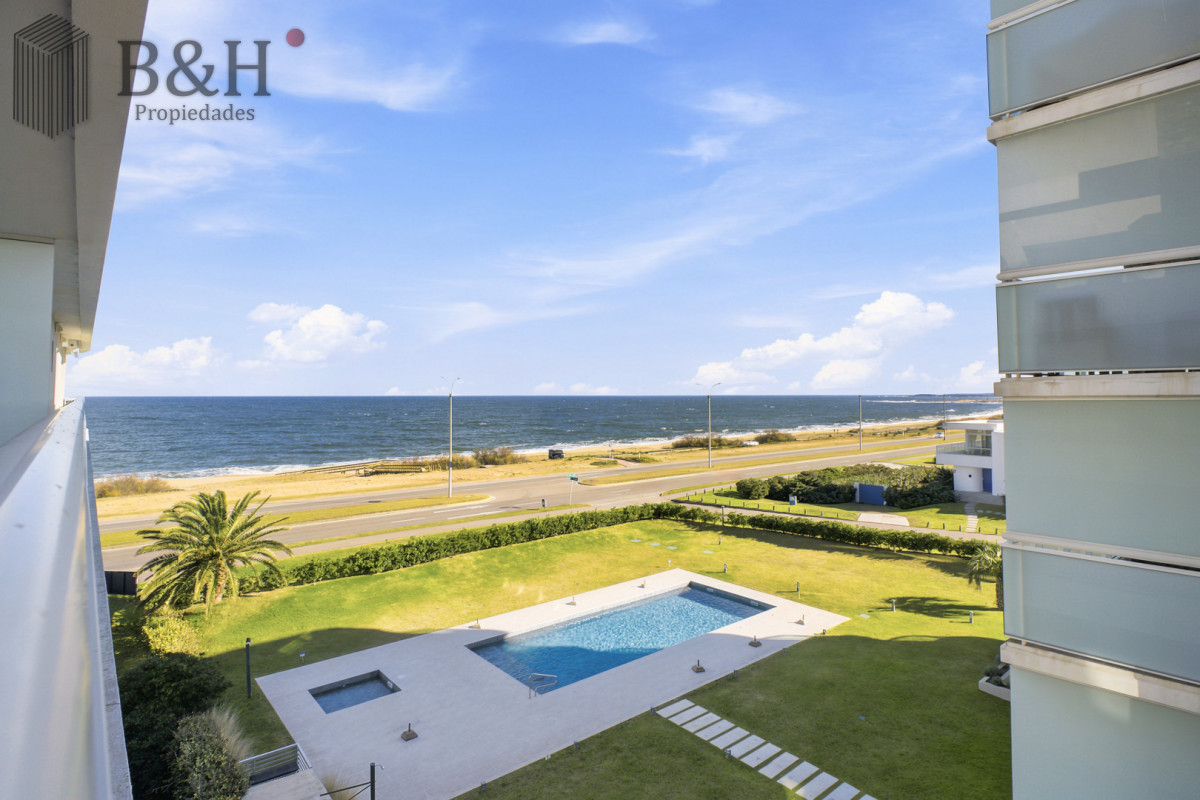 Apartamento ID.7965 - Venta Apartamento Frente al Maren Playa Mansa, 2 suites y Parrillero propio.