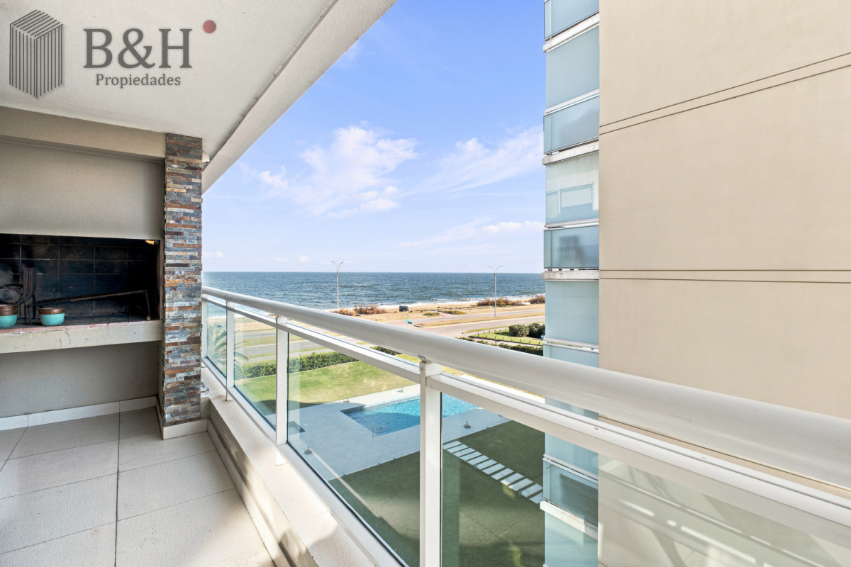 Apartamento ID.7965 - Venta Apartamento Frente al Maren Playa Mansa, 2 suites y Parrillero propio.