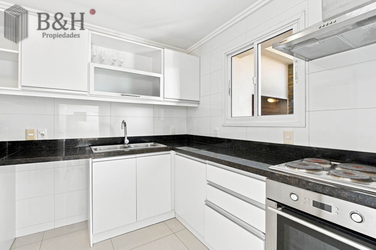 Apartamento ID.7965 - Venta Apartamento Frente al Maren Playa Mansa, 2 suites y Parrillero propio.