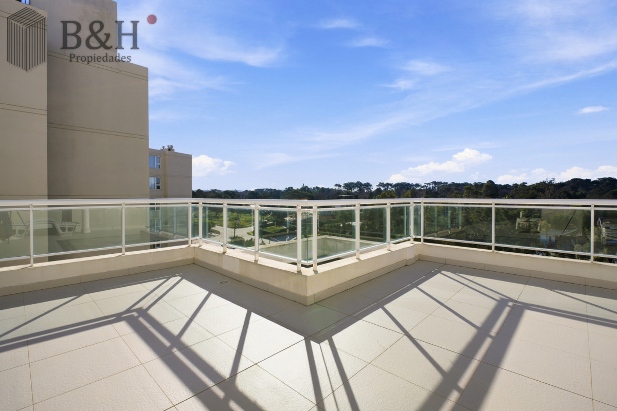 Apartamento ID.7965 - Venta Apartamento Frente al Maren Playa Mansa, 2 suites y Parrillero propio.