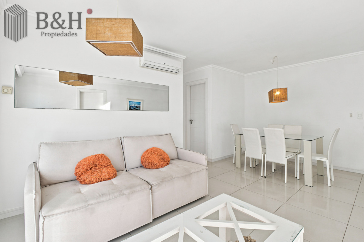 Apartamento ID.7965 - Venta Apartamento Frente al Maren Playa Mansa, 2 suites y Parrillero propio.