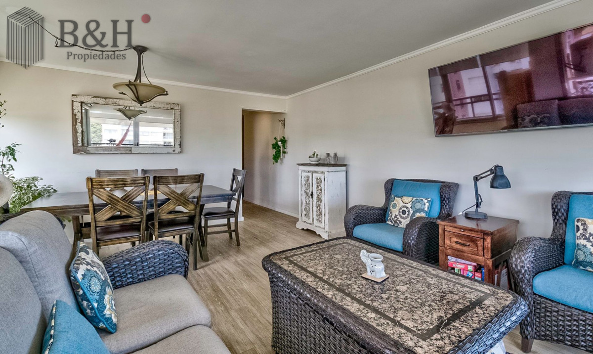 Apartamento ID.6756 - Venta Apartamento en Punta del Este con 3 dormitorios y vista parcial a la playa.
