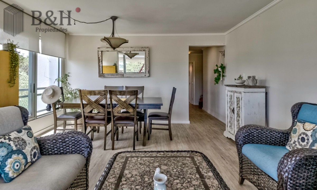 Apartamento ID.6756 - Venta Apartamento en Punta del Este con 3 dormitorios y vista parcial a la playa.