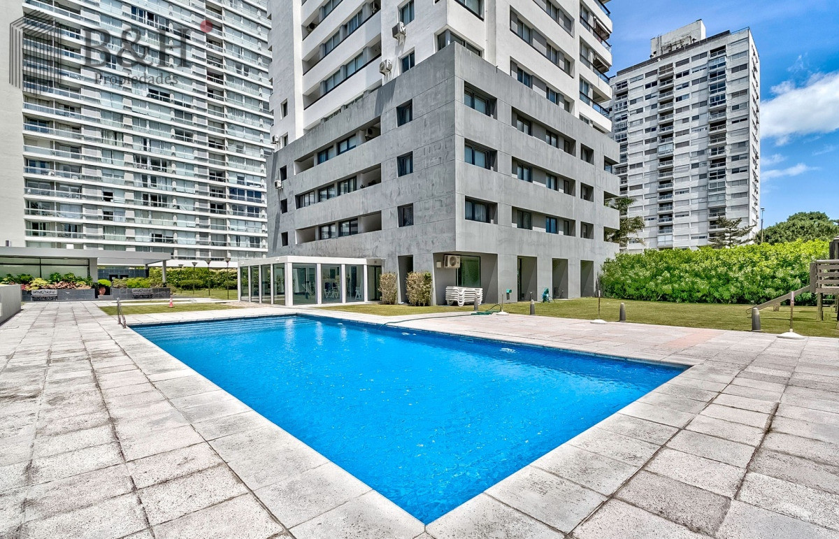 Apartamento ID.6756 - Venta Apartamento en Punta del Este con 3 dormitorios y vista parcial a la playa.