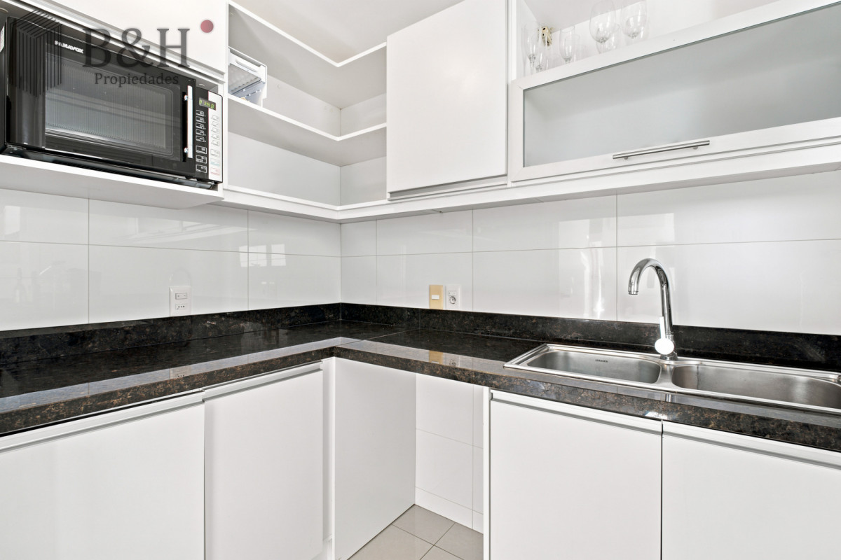 Apartamento ID.7965 - Venta Apartamento Frente al Maren Playa Mansa, 2 suites y Parrillero propio.