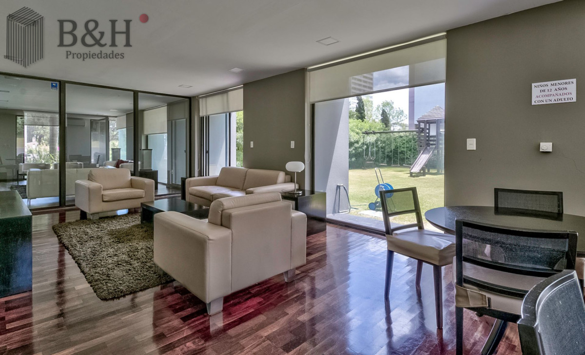 Apartamento ID.6756 - Venta Apartamento en Punta del Este con 3 dormitorios y vista parcial a la playa.
