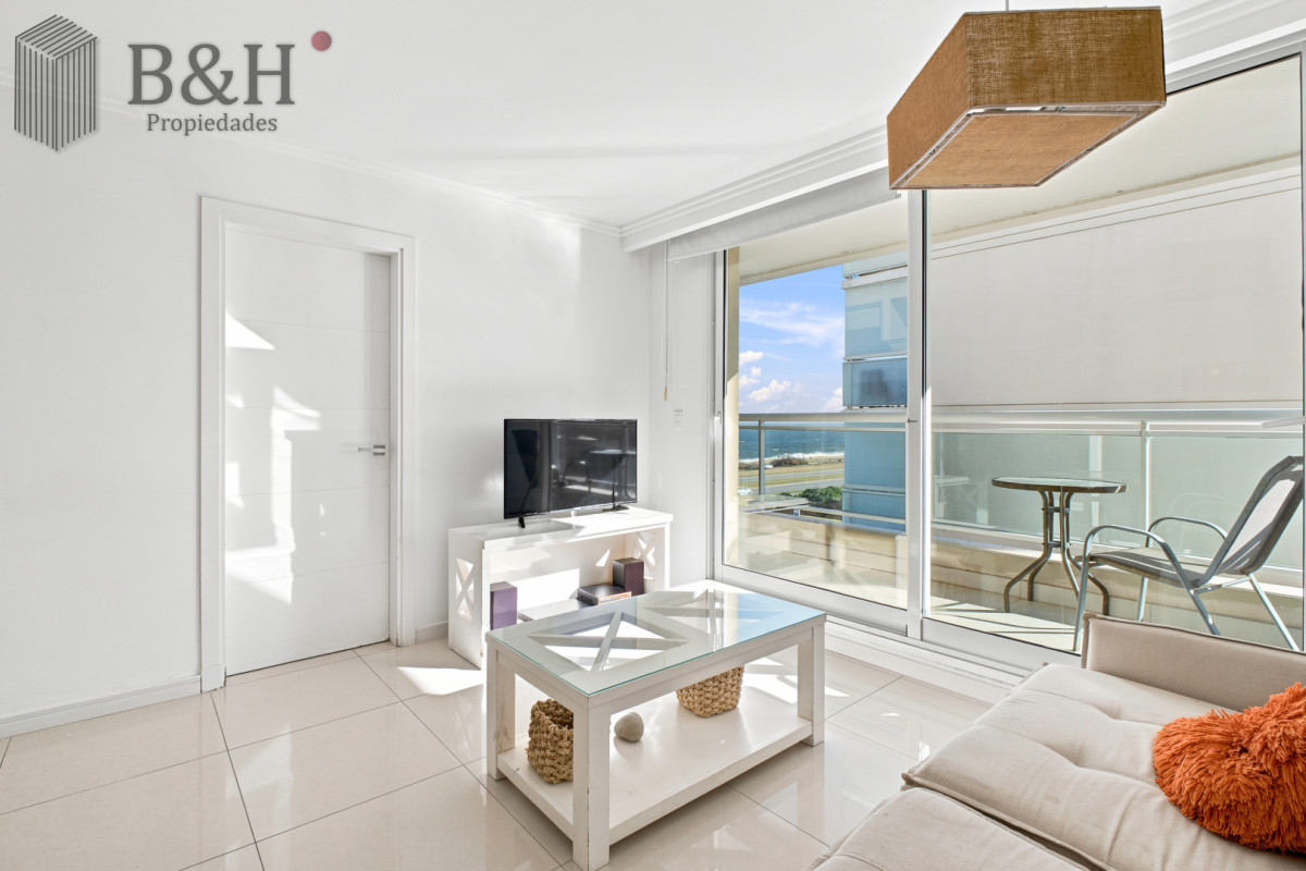 Apartamento ID.7965 - Venta Apartamento Frente al Maren Playa Mansa, 2 suites y Parrillero propio.