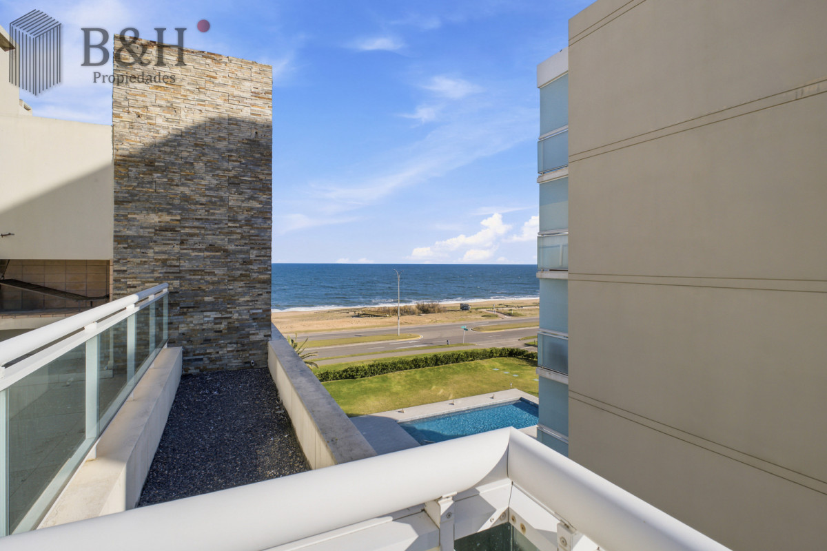 Apartamento ID.7965 - Venta Apartamento Frente al Maren Playa Mansa, 2 suites y Parrillero propio.