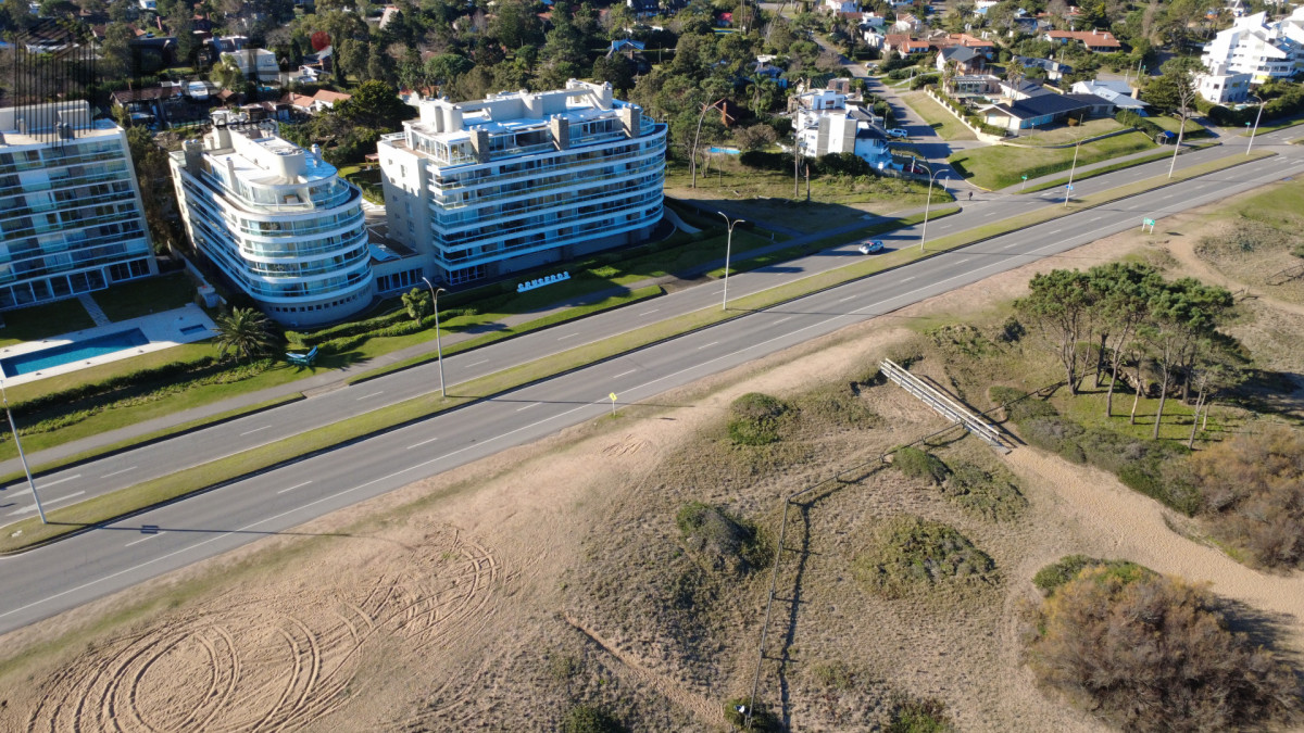 Apartamento ID.7965 - Venta Apartamento Frente al Maren Playa Mansa, 2 suites y Parrillero propio.