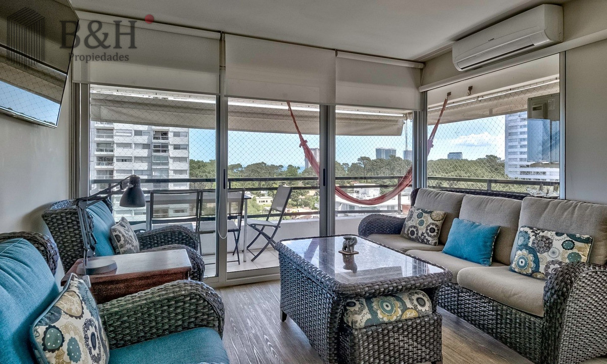 Apartamento ID.6756 - Venta Apartamento en Punta del Este con 3 dormitorios y vista parcial a la playa.