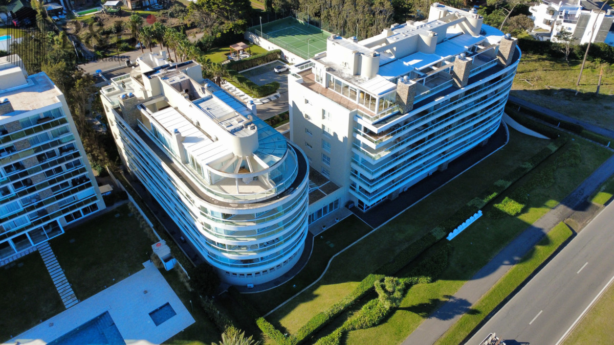 Apartamento ID.7965 - Venta Apartamento Frente al Maren Playa Mansa, 2 suites y Parrillero propio.