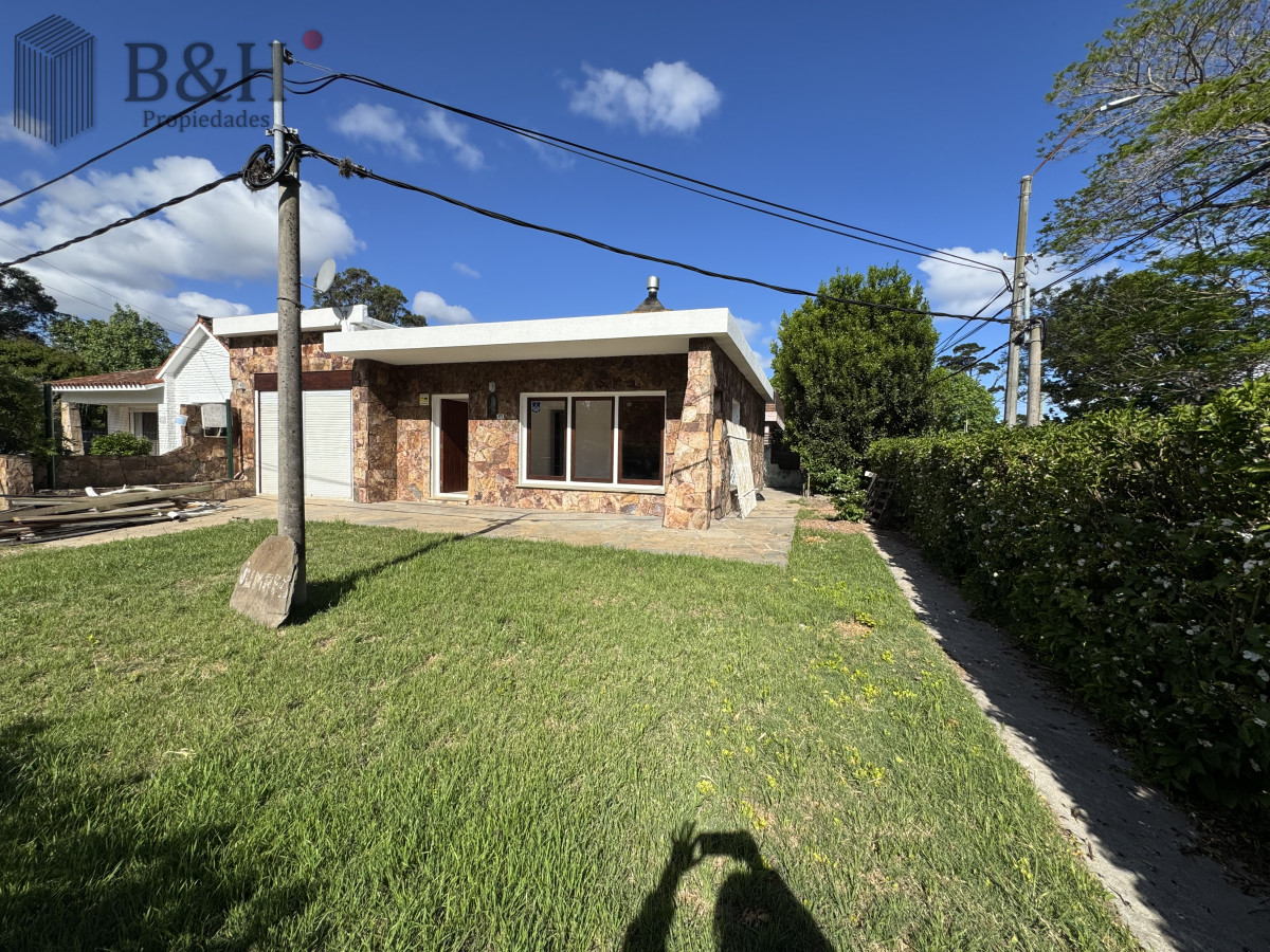 Casa ID.6790 - Venta Casa de 2 dormitorios cerca de playa mansa y servicios. 