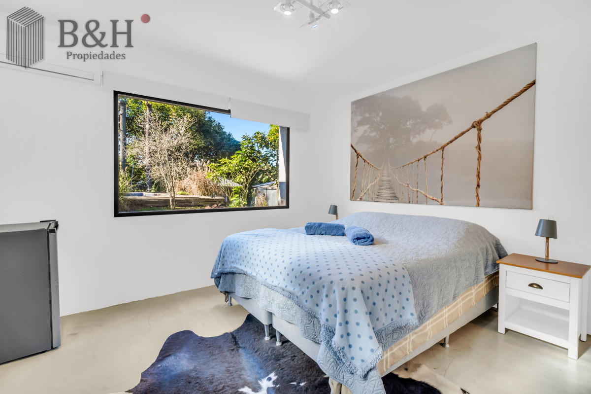Casa ID.5474 - Casa en Venta en Playa Mansa P33 con 4 dormitorios (3 en suite) y 4 baños, Piscina y gran terreno a escasos 50mts del mar.