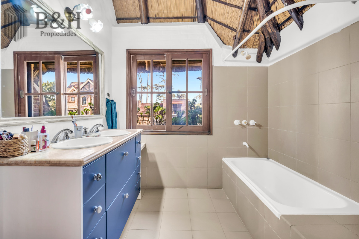 Casa ID.5474 - Casa en Venta en Playa Mansa P33 con 4 dormitorios (3 en suite) y 4 baños, Piscina y gran terreno a escasos 50mts del mar.