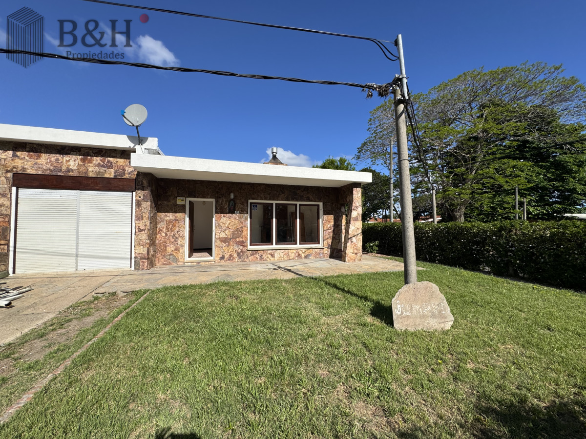 Casa ID.6790 - Venta Casa de 2 dormitorios cerca de playa mansa y servicios. 