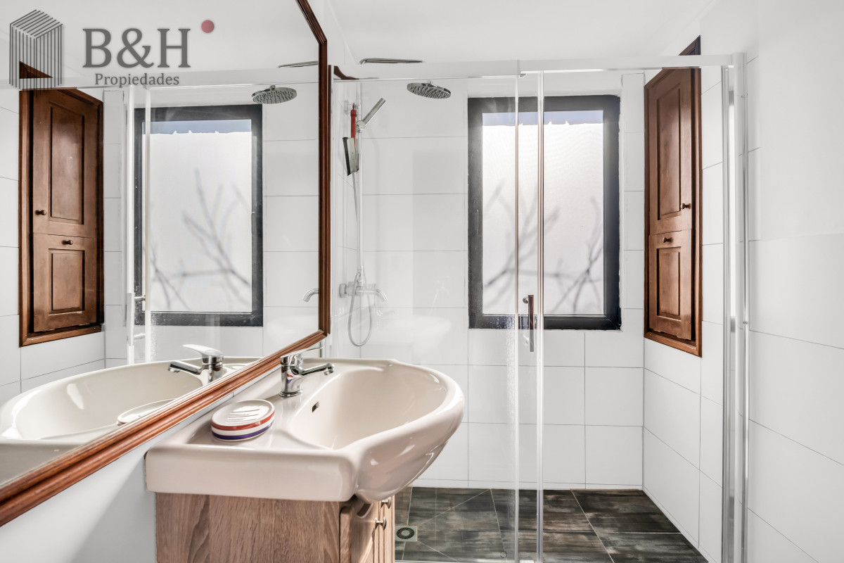 Casa ID.5474 - Casa en Venta en Playa Mansa P33 con 4 dormitorios (3 en suite) y 4 baños, Piscina y gran terreno a escasos 50mts del mar.