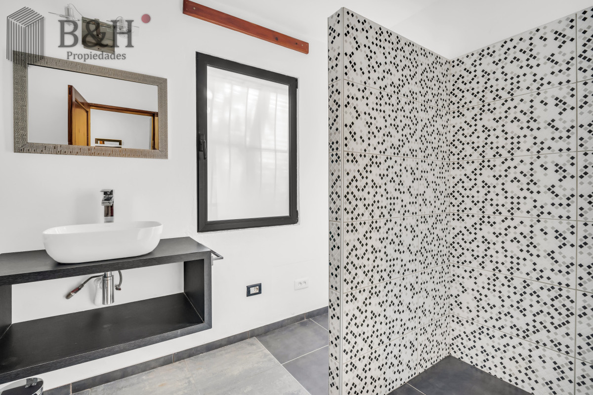 Casa ID.5474 - Casa en Venta en Playa Mansa P33 con 4 dormitorios (3 en suite) y 4 baños, Piscina y gran terreno a escasos 50mts del mar.
