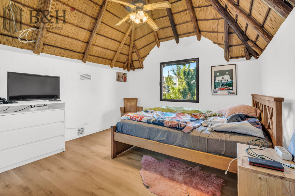 Casa ID.5474 - Casa en Venta en Playa Mansa P33 con 4 dormitorios (3 en suite) y 4 baños, Piscina y gran terreno a escasos 50mts del mar.