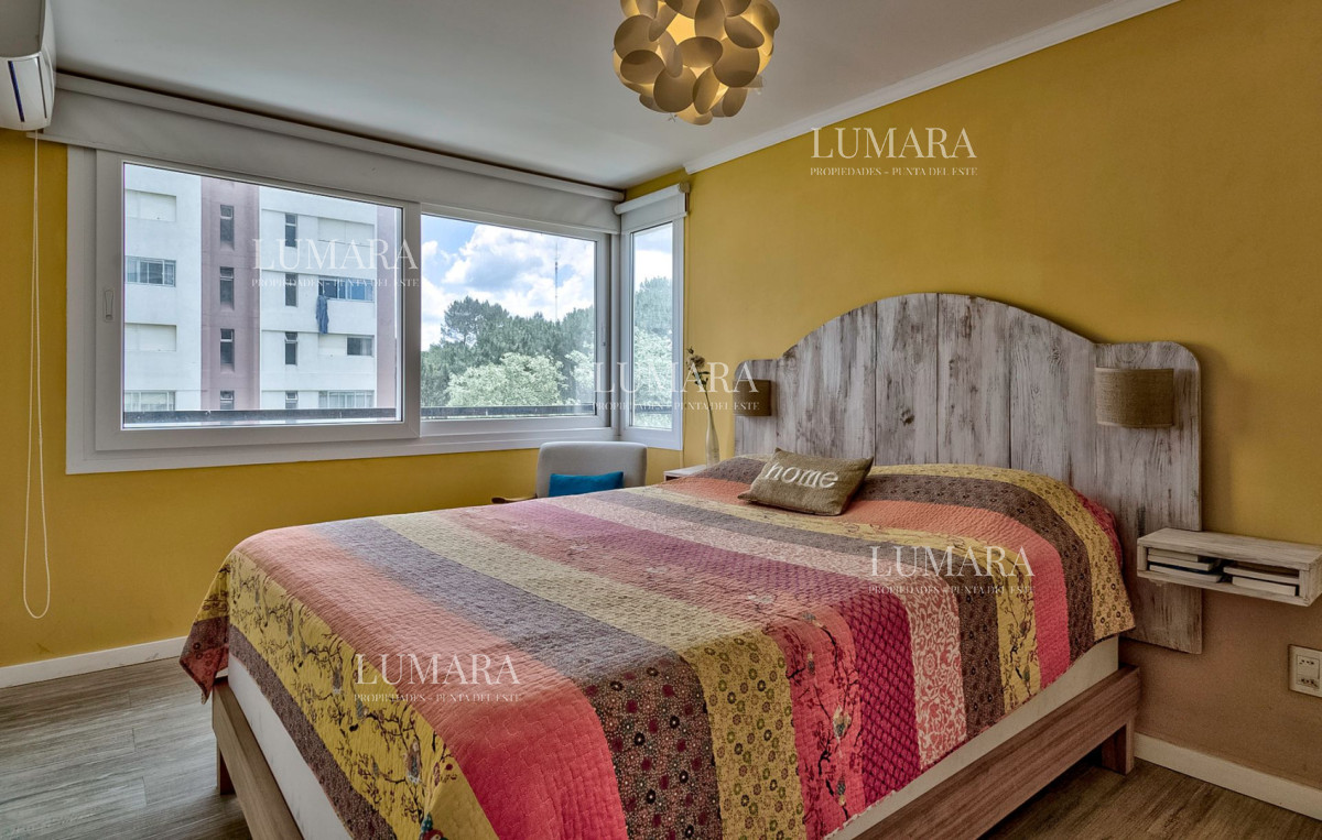 Apartamento ID.3085 - Venta Apartamento en Punta del Este con 3 dormitorios y vista parcial a la playa.