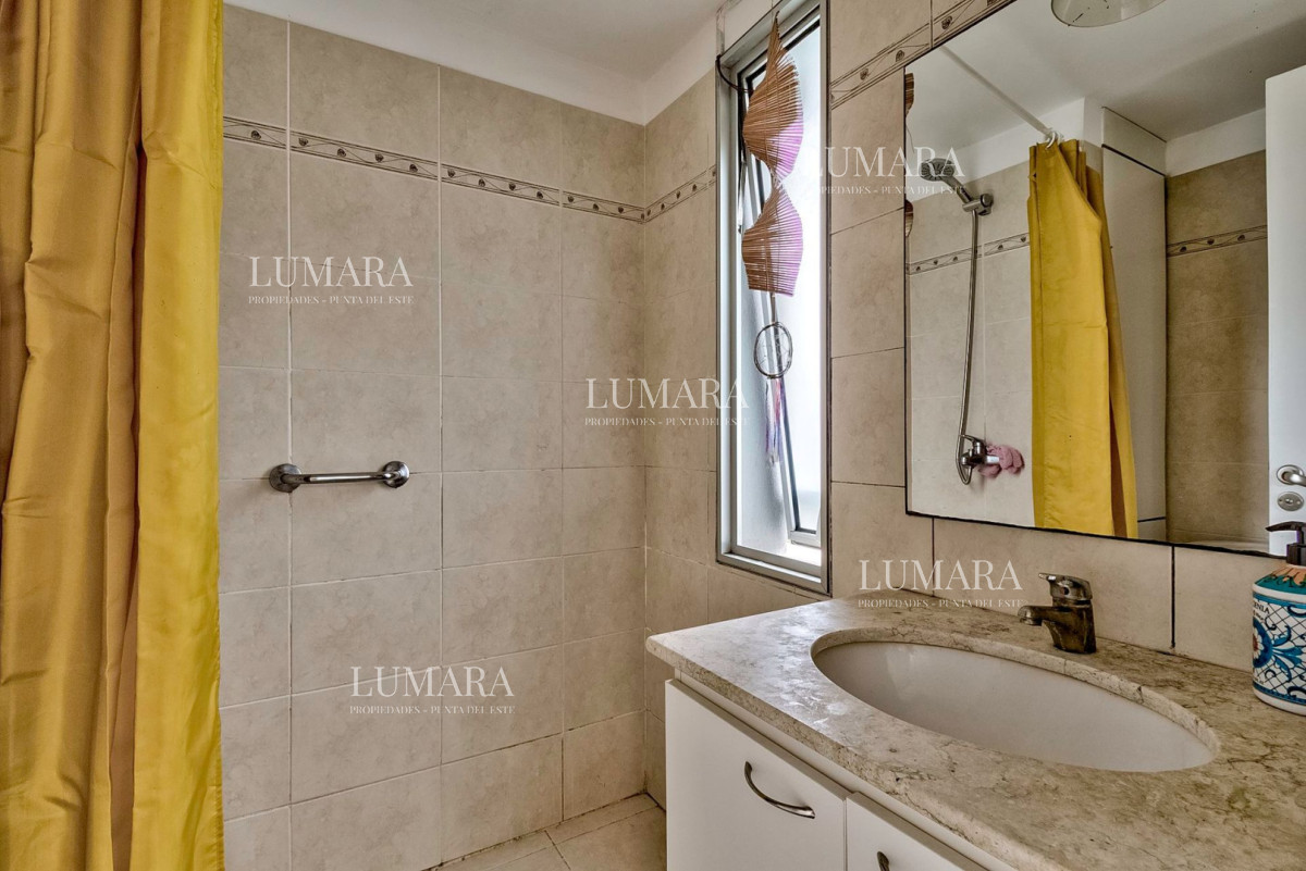 Apartamento ID.3085 - Venta Apartamento en Punta del Este con 3 dormitorios y vista parcial a la playa.