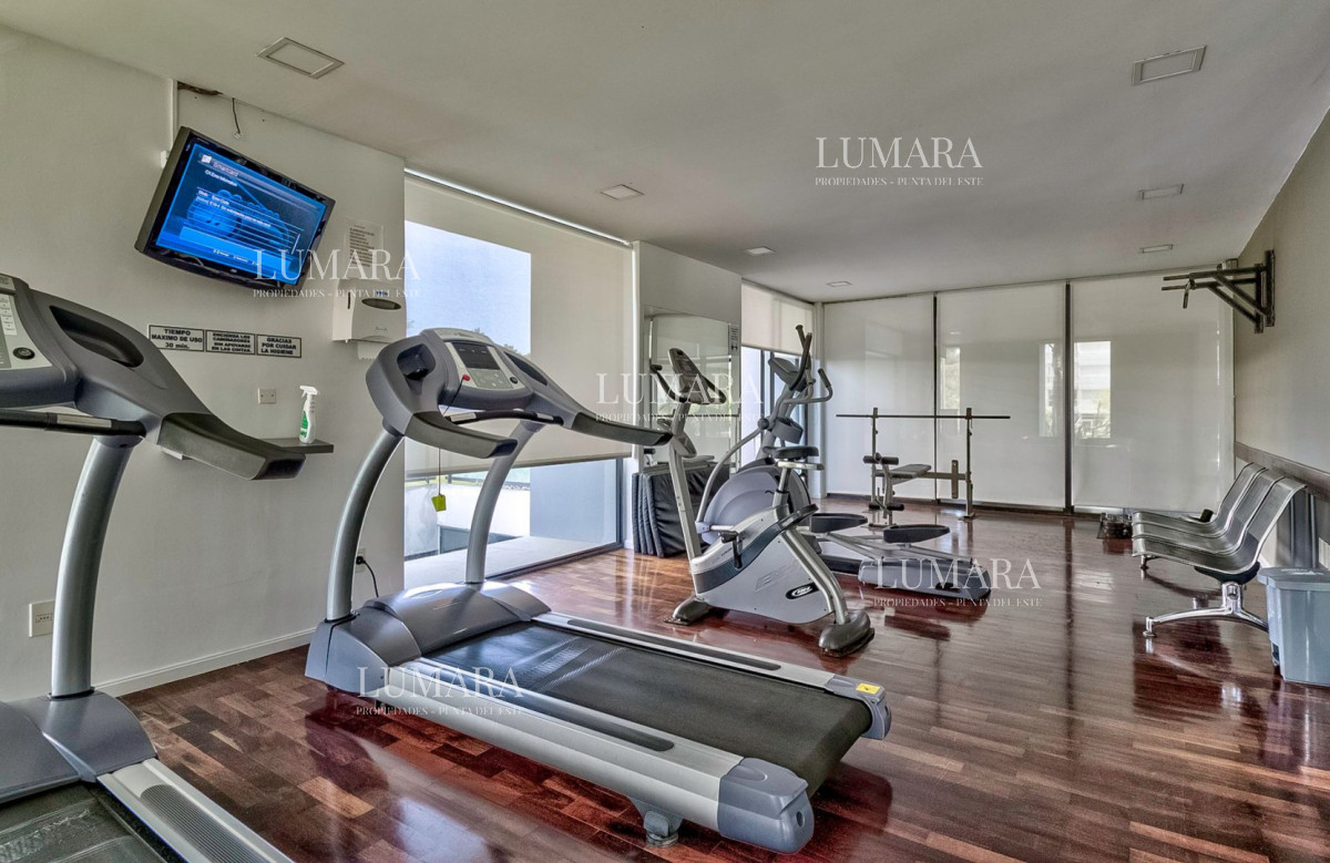 Apartamento ID.3085 - Venta Apartamento en Punta del Este con 3 dormitorios y vista parcial a la playa.