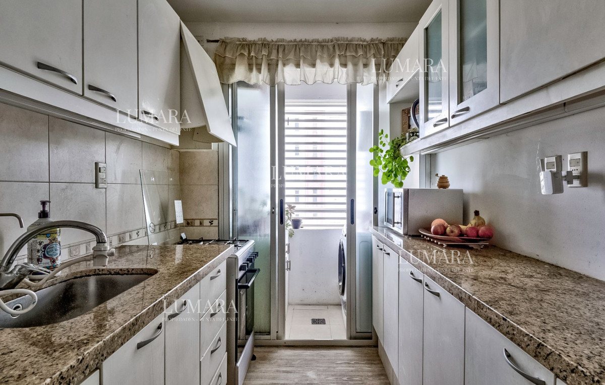 Apartamento ID.3085 - Venta Apartamento en Punta del Este con 3 dormitorios y vista parcial a la playa.