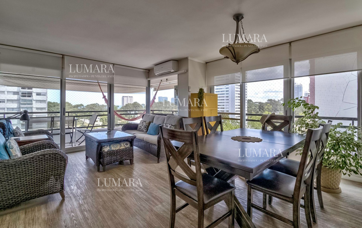 Apartamento ID.3085 - Venta Apartamento en Punta del Este con 3 dormitorios y vista parcial a la playa.