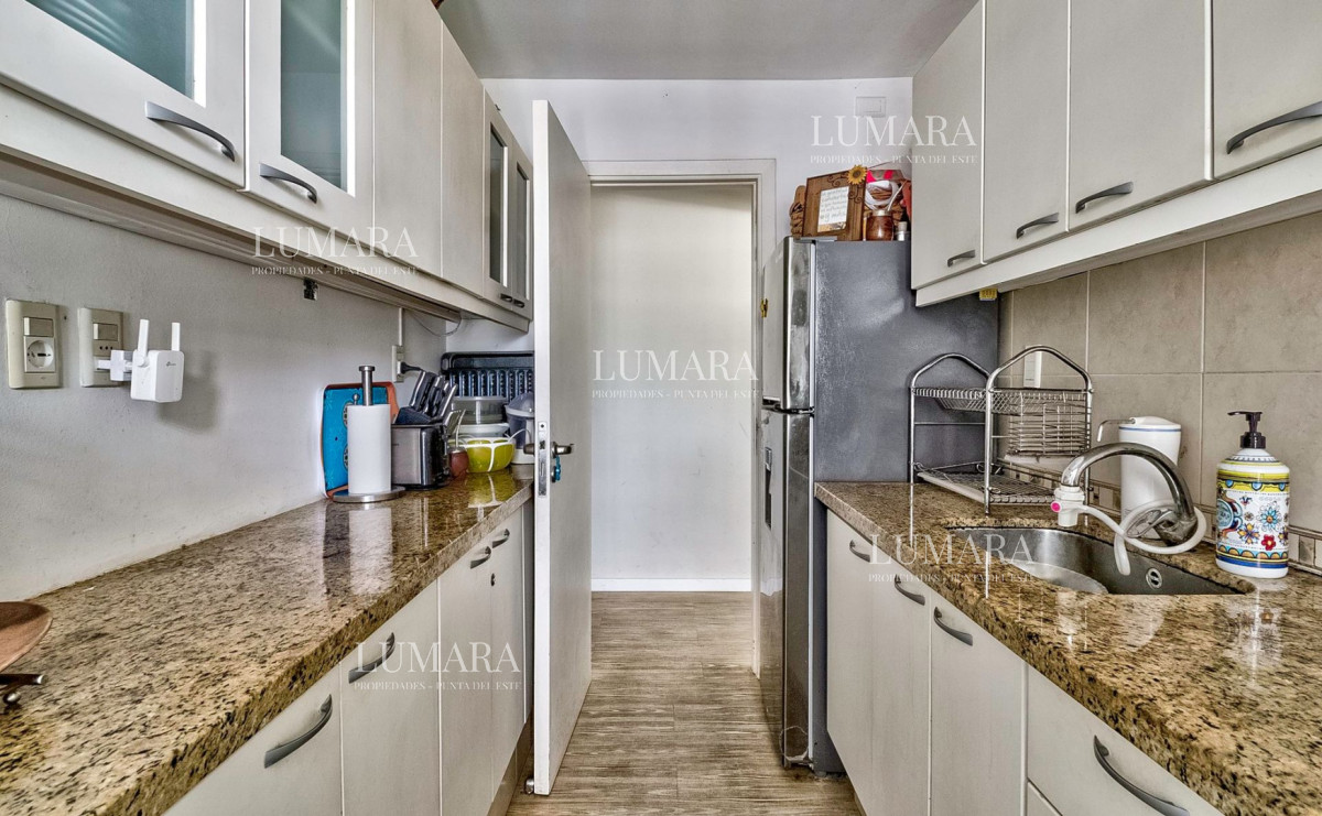 Apartamento ID.3085 - Venta Apartamento en Punta del Este con 3 dormitorios y vista parcial a la playa.