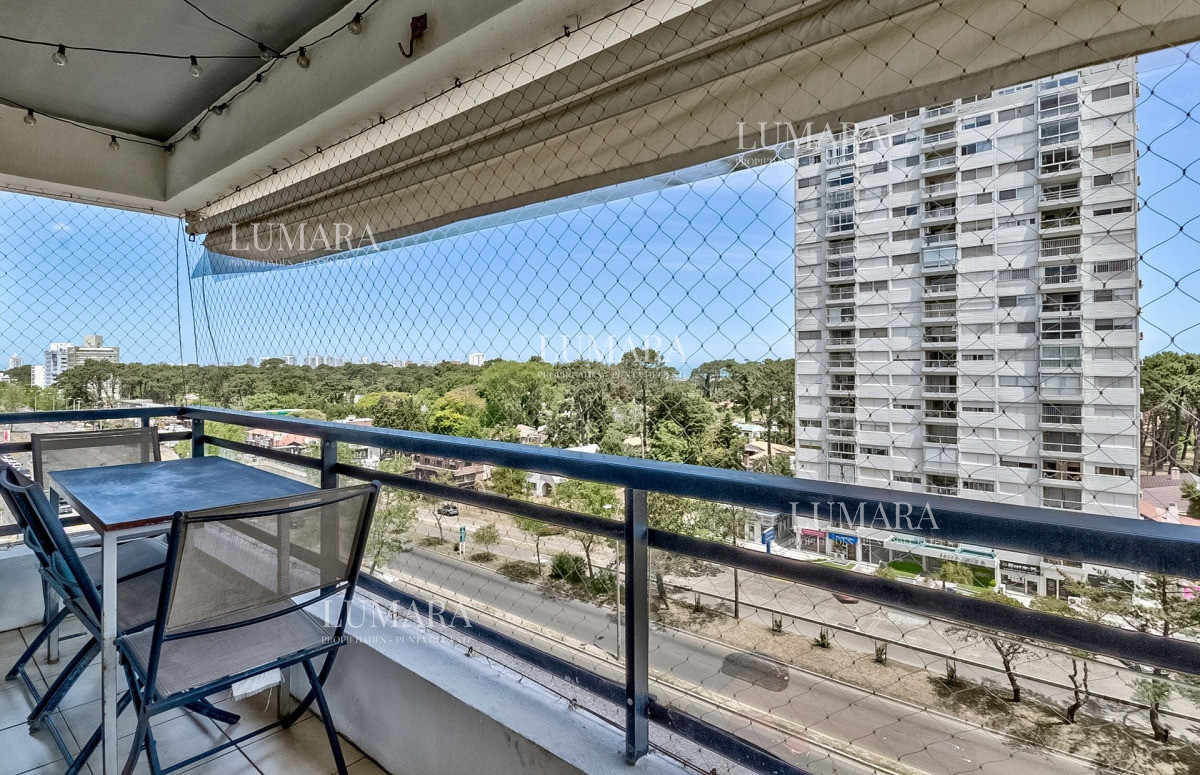 Apartamento ID.3085 - Venta Apartamento en Punta del Este con 3 dormitorios y vista parcial a la playa.