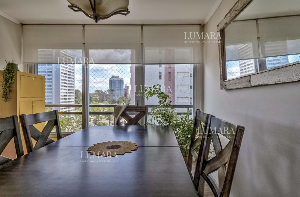 Apartamento ID.3085 - Venta Apartamento en Punta del Este con 3 dormitorios y vista parcial a la playa.