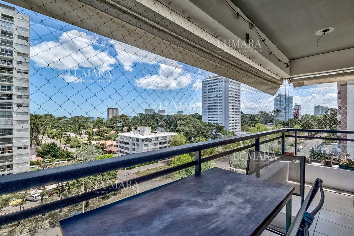 Apartamento ID.3085 - Venta Apartamento en Punta del Este con 3 dormitorios y vista parcial a la playa.