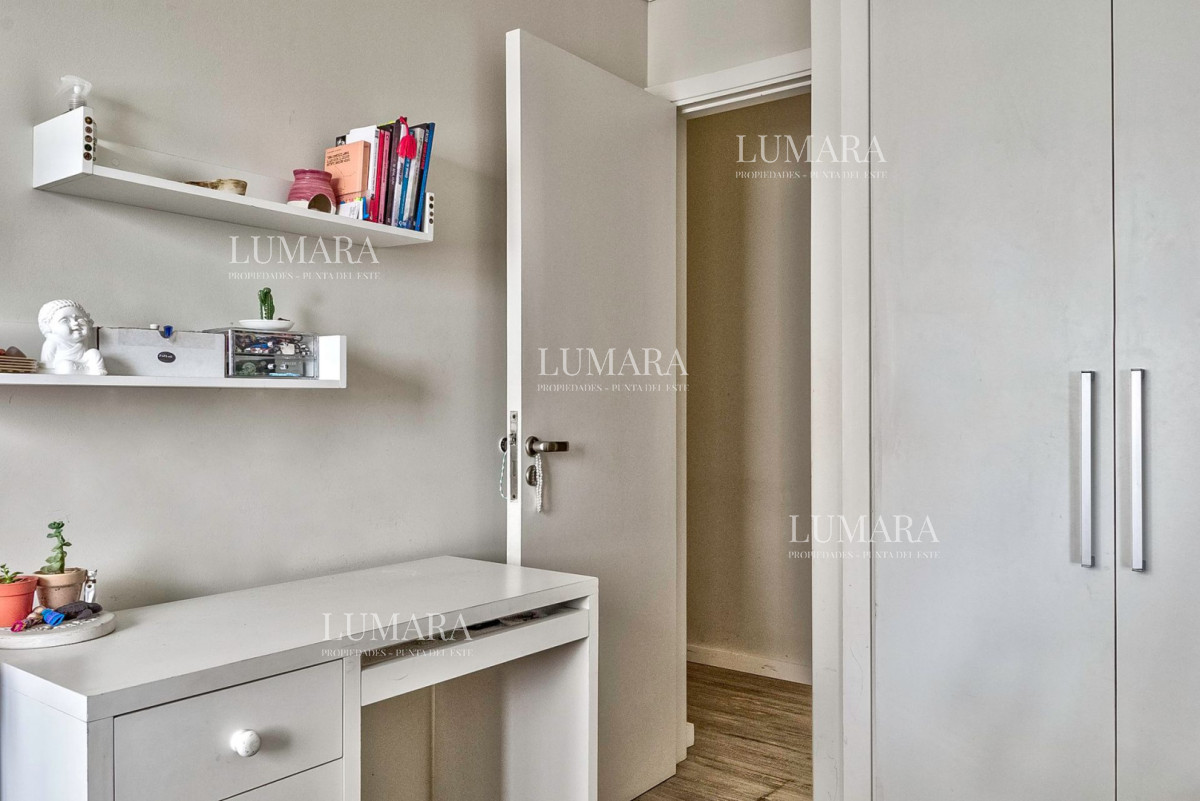 Apartamento ID.3085 - Venta Apartamento en Punta del Este con 3 dormitorios y vista parcial a la playa.