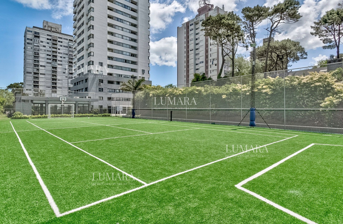 Apartamento ID.3085 - Venta Apartamento en Punta del Este con 3 dormitorios y vista parcial a la playa.