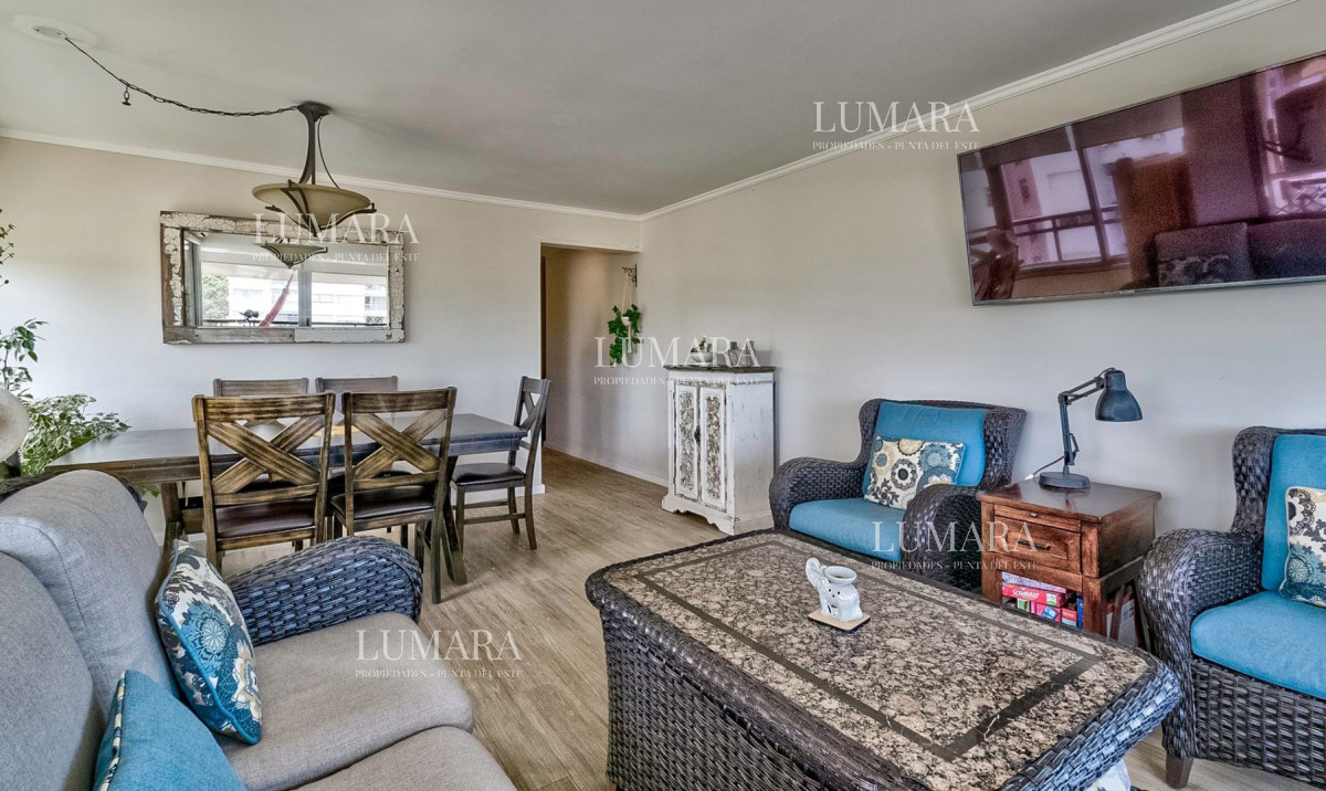 Apartamento ID.3085 - Venta Apartamento en Punta del Este con 3 dormitorios y vista parcial a la playa.