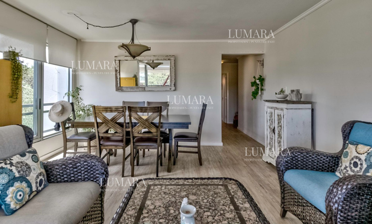 Apartamento ID.3085 - Venta Apartamento en Punta del Este con 3 dormitorios y vista parcial a la playa.