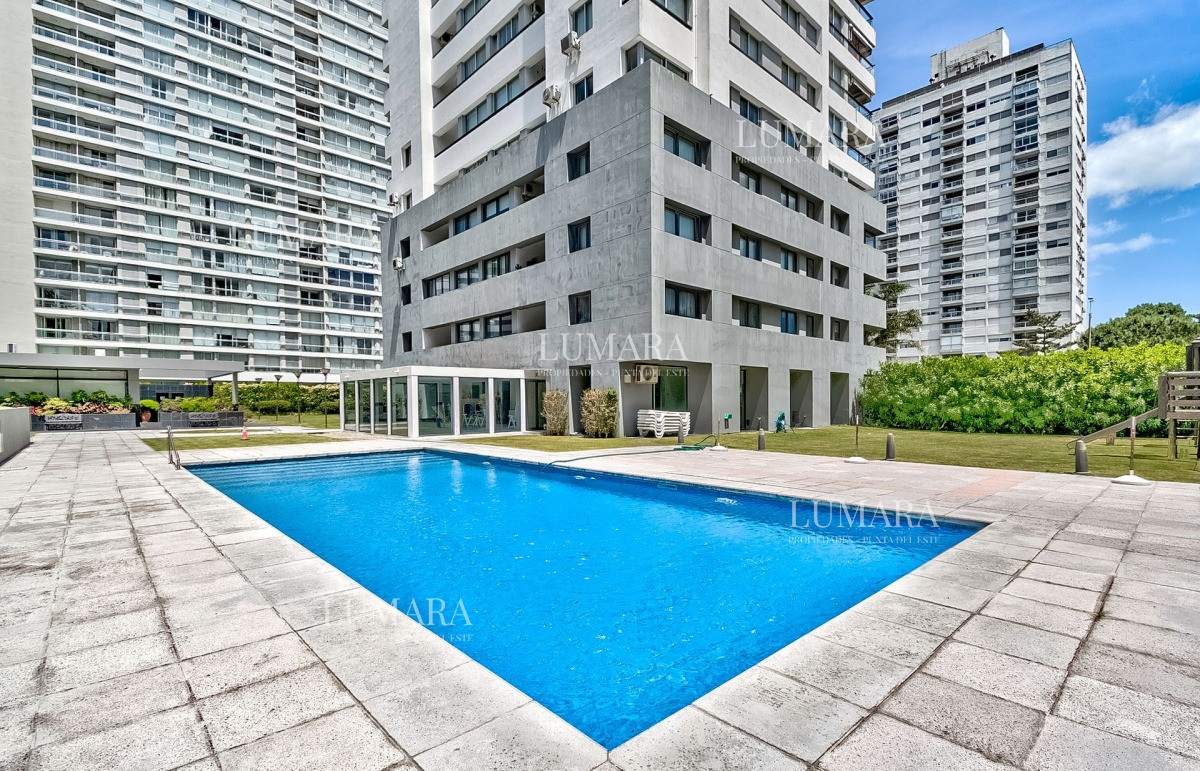 Apartamento ID.3085 - Venta Apartamento en Punta del Este con 3 dormitorios y vista parcial a la playa.