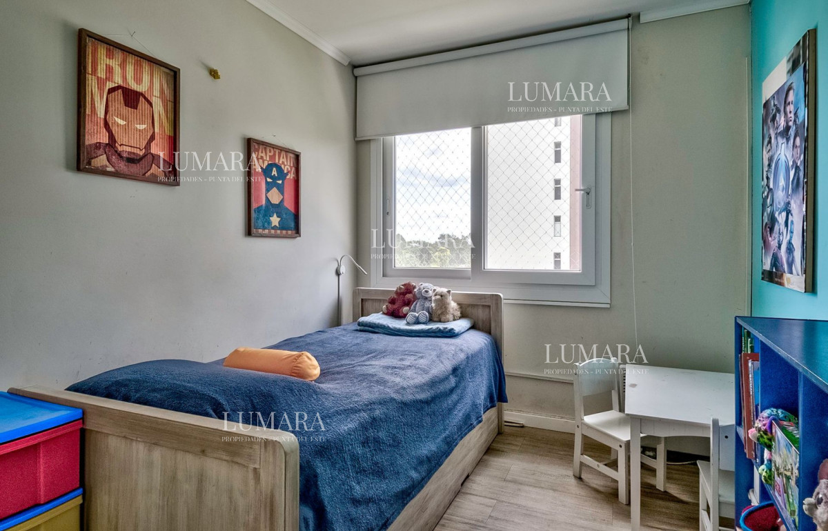 Apartamento ID.3085 - Venta Apartamento en Punta del Este con 3 dormitorios y vista parcial a la playa.