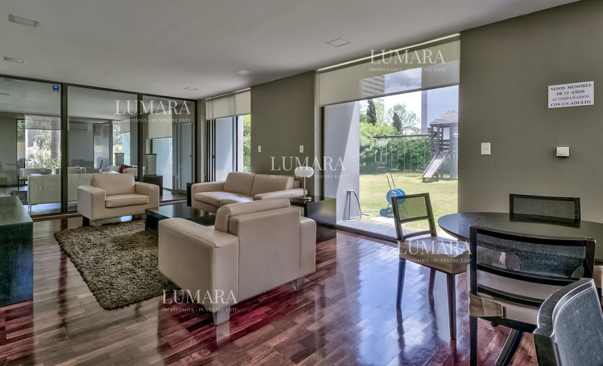 Apartamento ID.3085 - Venta Apartamento en Punta del Este con 3 dormitorios y vista parcial a la playa.