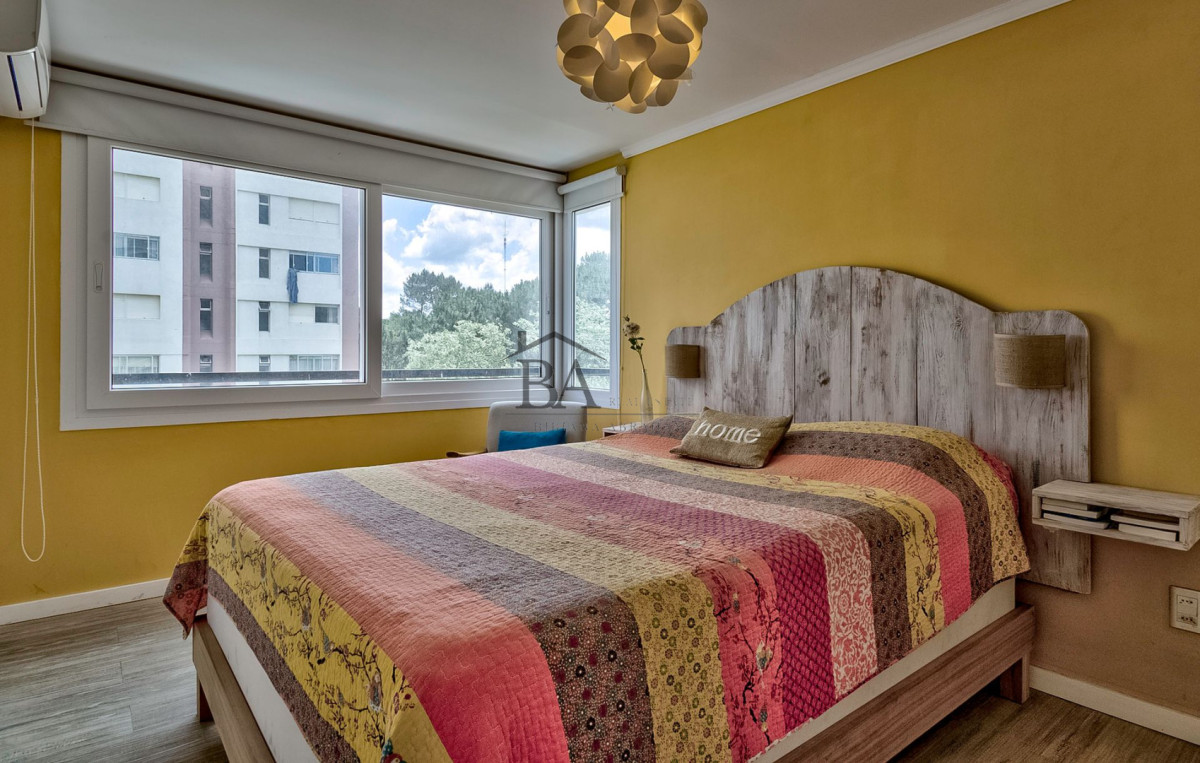 Apartamento ID.23 - Venta Apartamento en Punta del Este con 3 dormitorios y vista parcial a la playa.