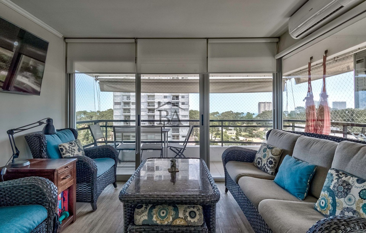 Apartamento ID.23 - Venta Apartamento en Punta del Este con 3 dormitorios y vista parcial a la playa.