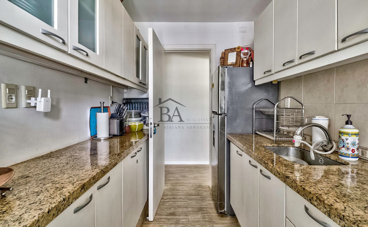 Apartamento ID.23 - Venta Apartamento en Punta del Este con 3 dormitorios y vista parcial a la playa.