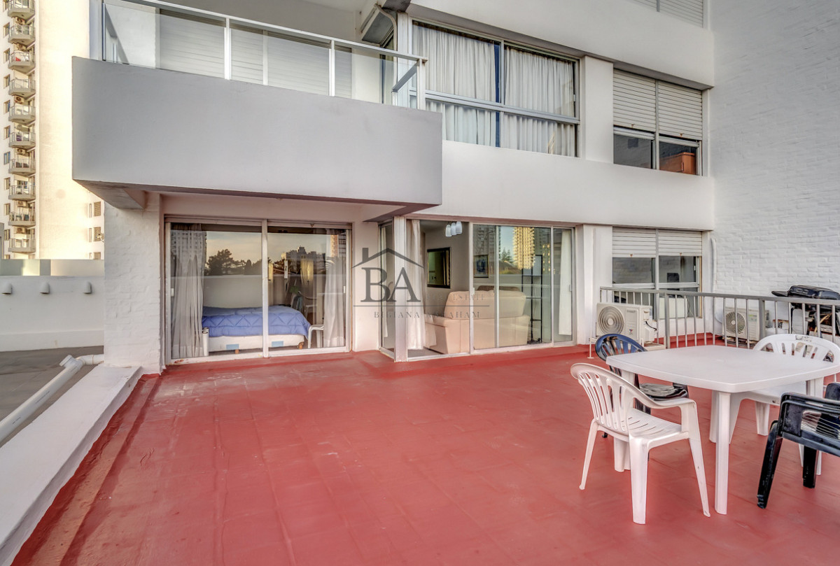 Apartamento ID.22 - Venta apartamento 3 dormitorios, a pasos de Playa Brava. Terraza amplia