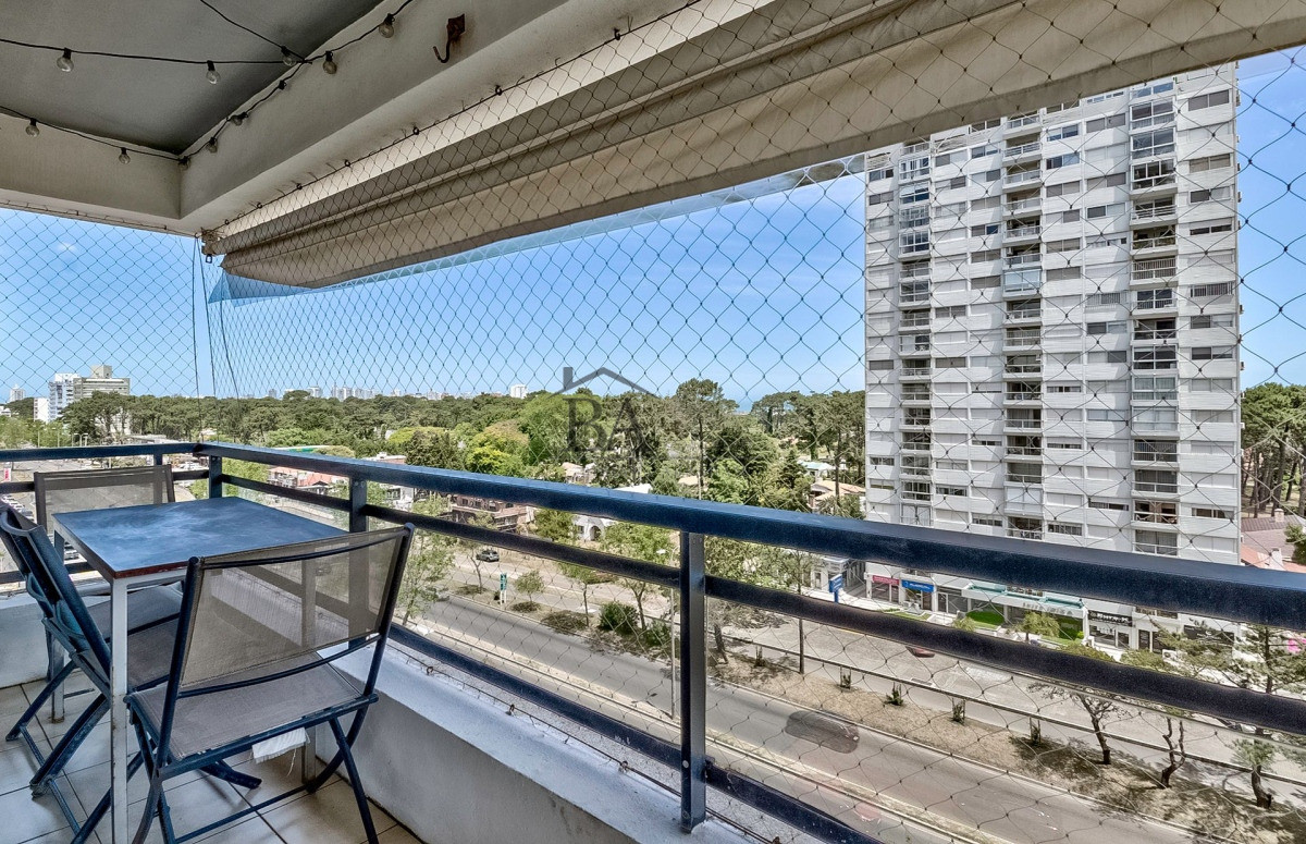 Apartamento ID.23 - Venta Apartamento en Punta del Este con 3 dormitorios y vista parcial a la playa.