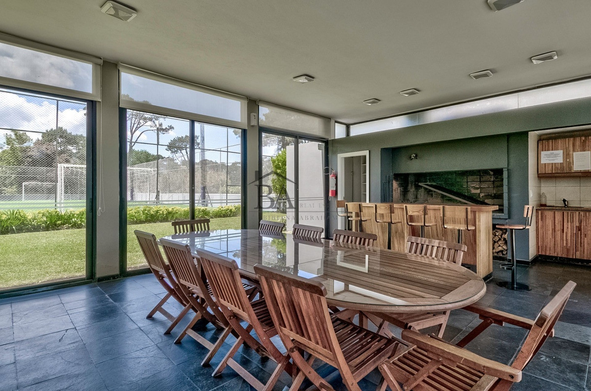 Apartamento ID.23 - Venta Apartamento en Punta del Este con 3 dormitorios y vista parcial a la playa.