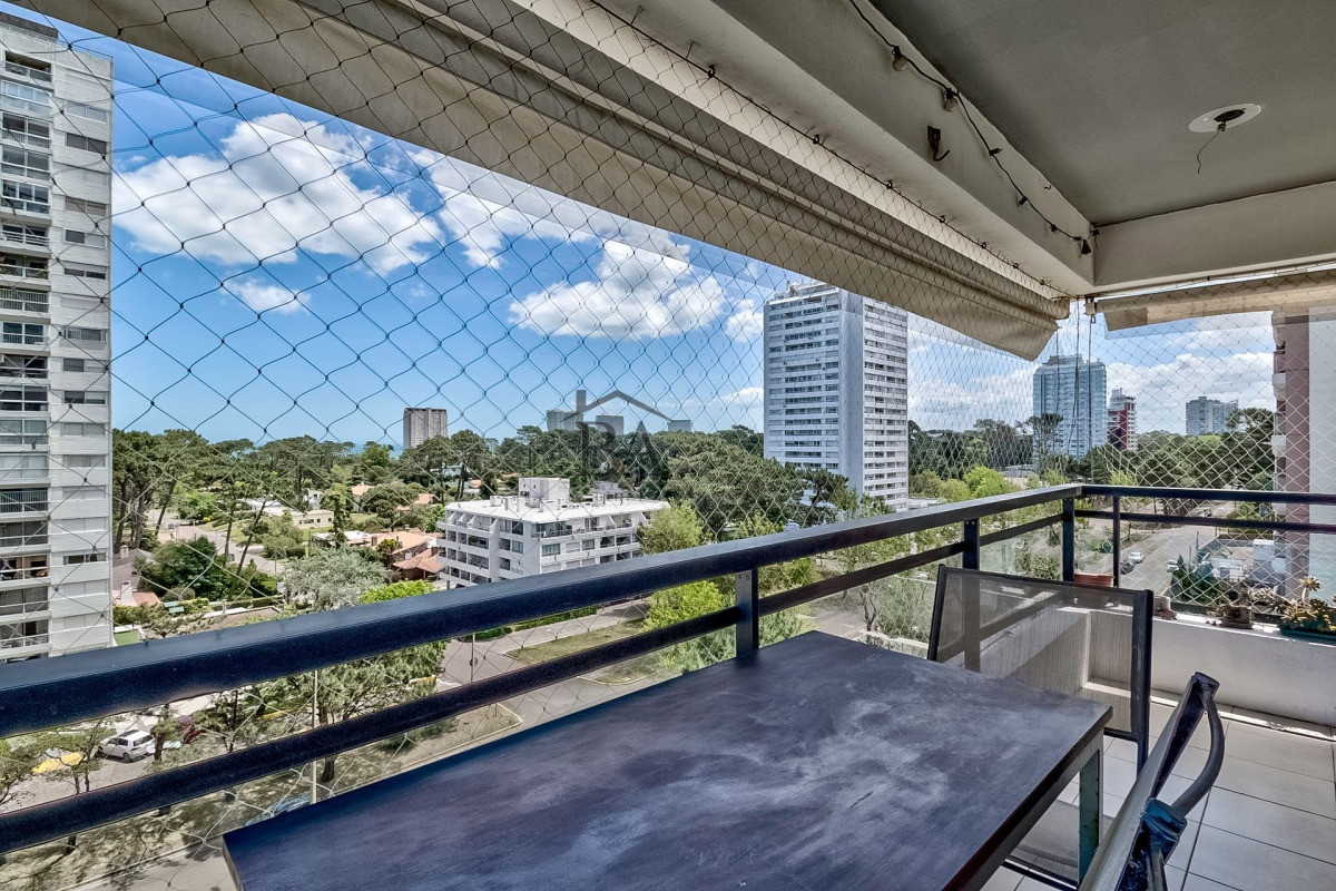 Apartamento ID.23 - Venta Apartamento en Punta del Este con 3 dormitorios y vista parcial a la playa.