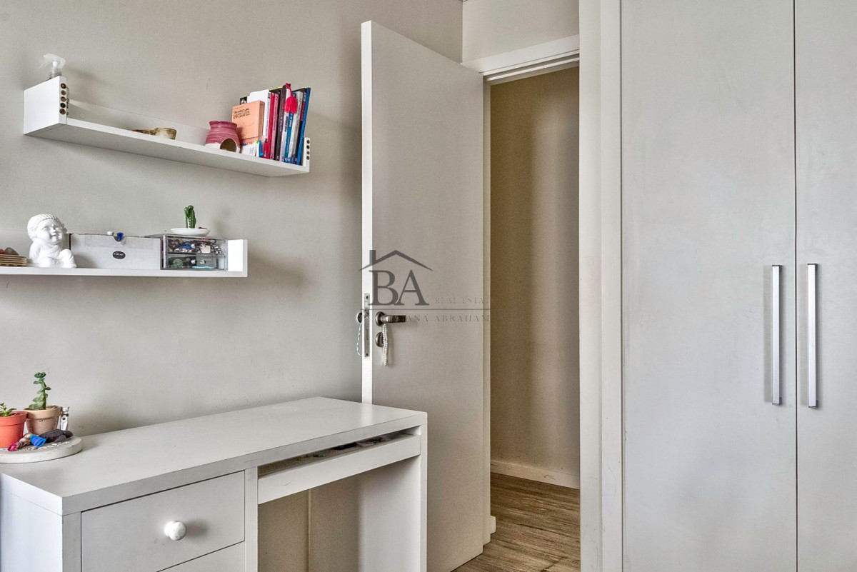 Apartamento ID.23 - Venta Apartamento en Punta del Este con 3 dormitorios y vista parcial a la playa.