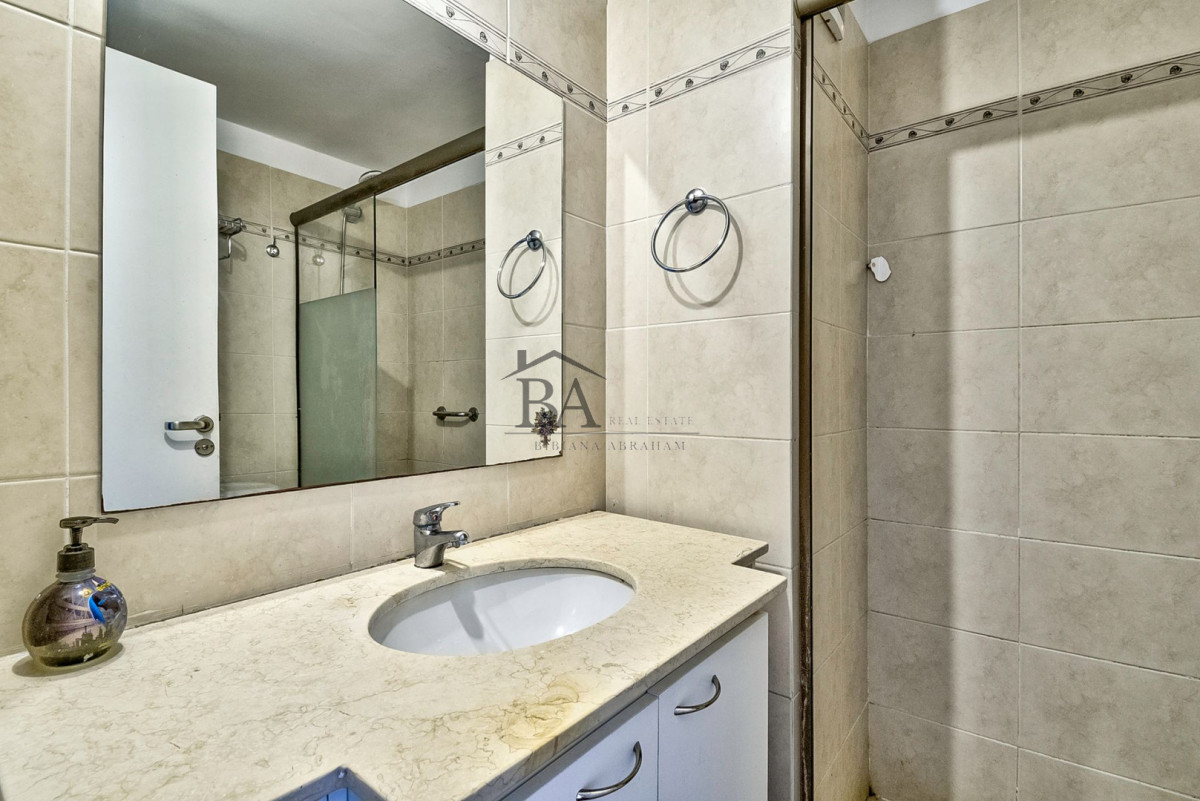 Apartamento ID.23 - Venta Apartamento en Punta del Este con 3 dormitorios y vista parcial a la playa.