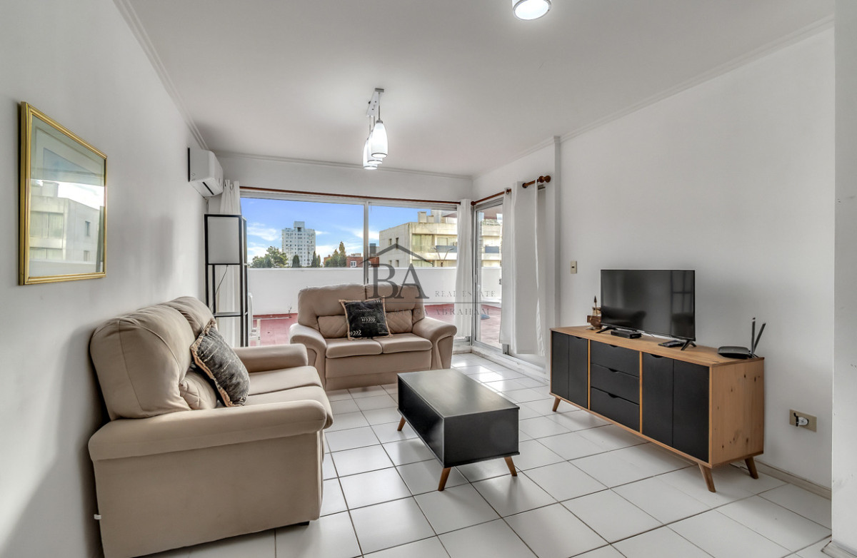 Apartamento ID.22 - Venta apartamento 3 dormitorios, a pasos de Playa Brava. Terraza amplia