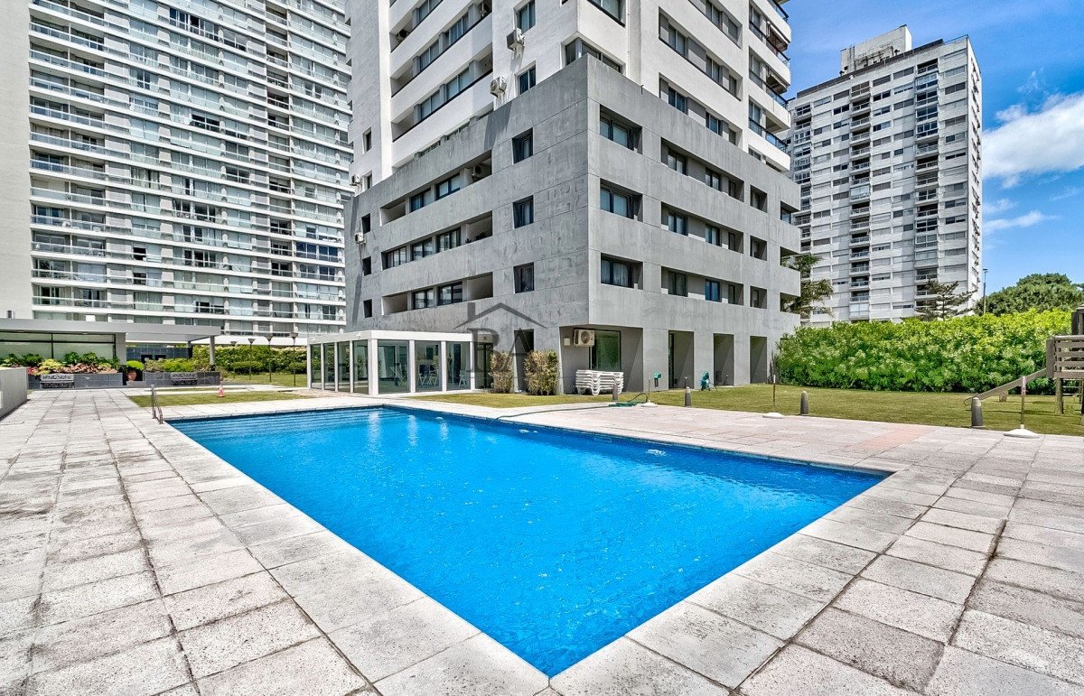 Apartamento ID.23 - Venta Apartamento en Punta del Este con 3 dormitorios y vista parcial a la playa.